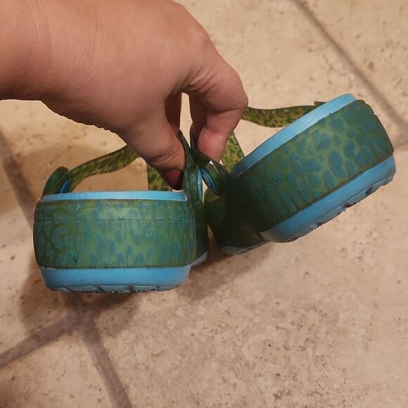 Crocs Women's "Carlie" Blue & Green Leopard-Print Mary Jane Clogs Size 6 - Picture 5 of 11